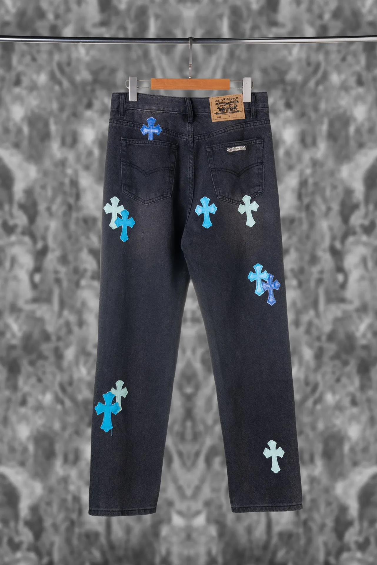 P220 Top version (black pants and blue leather) Top version Chrome Hearts jeans with leather jeans. As we all know, chromehearts jeans use vintage Levis jeans as the base for creation. They usually add their own unique silver buckles and silver ornaments, plus leather embellishments. This is what doubles the value of these vintage jeans, because the base is Vintage jeans, jeans themselves have become very soft and comfortable after years of baptism, which can be distinguished from ordinary jeans. You should also refer to the pants data for size. Style number: 1850# Color: black pants blue leather Size: 28 30 32 34 36 28 Waist 86 Hips 100 Pants length 102 30 Waist 90 Hips 104 Pants length 104 32 Waist 94 Hips 108, pants length 106 34, waist 98, hips 112, pants length 110 36, waist 102, hips 116, pants length 112